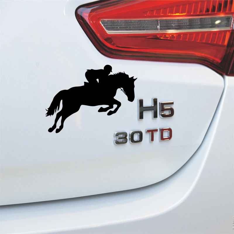 Машина с лошадью на эмблеме. Авто с лошадью на эмблеме марка. Наклейки лошади. Джип с логотипом лошади.