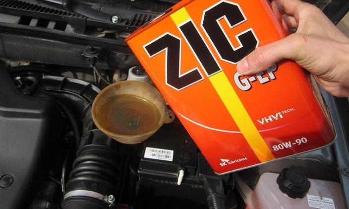 Вливание жидкости ZIC в коробку передач