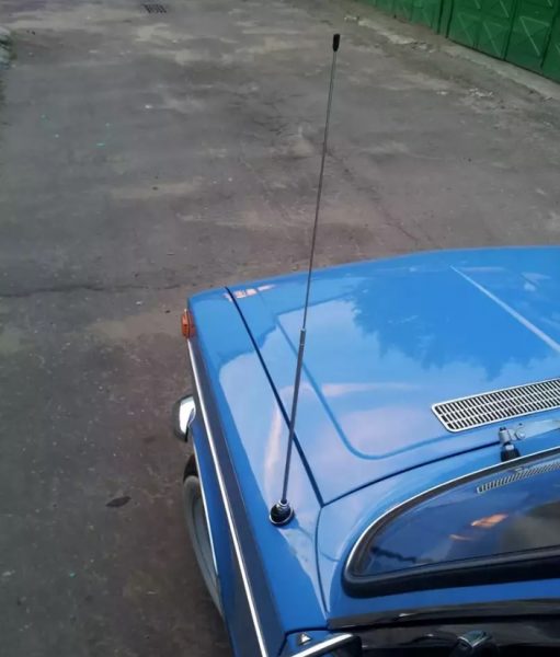 Антенна на крыле голубого автомобиля