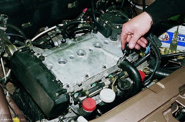 Демонтаж шланга вентиляции картерных газов ВАЗ-2112