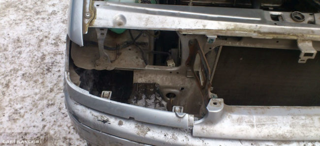 Перед автомобиля ВАЗ-2114 с демонтированной фарой