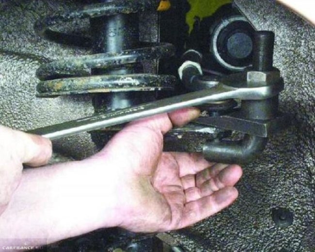 Демонтаж рулевого наконечника на ВАЗ-2114