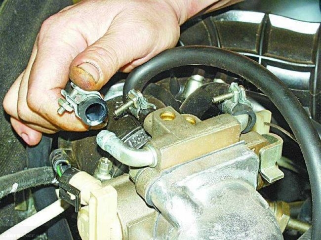 Дроссельный узел автомобиля ВАЗ-2110, снятие патрубка подвода тосола