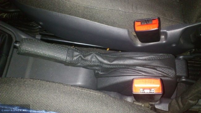 Рычаг стояночного тормоза в кожаной оплетке в салоне автомобиля ВАЗ-2110