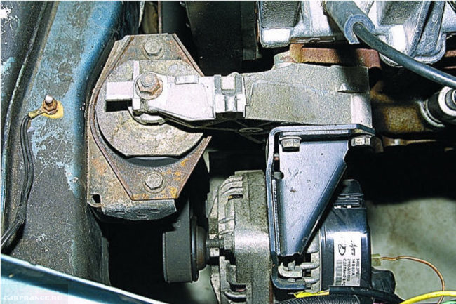 Правя опора двигателя и генератор под капотом автомобиля ВАЗ-2110