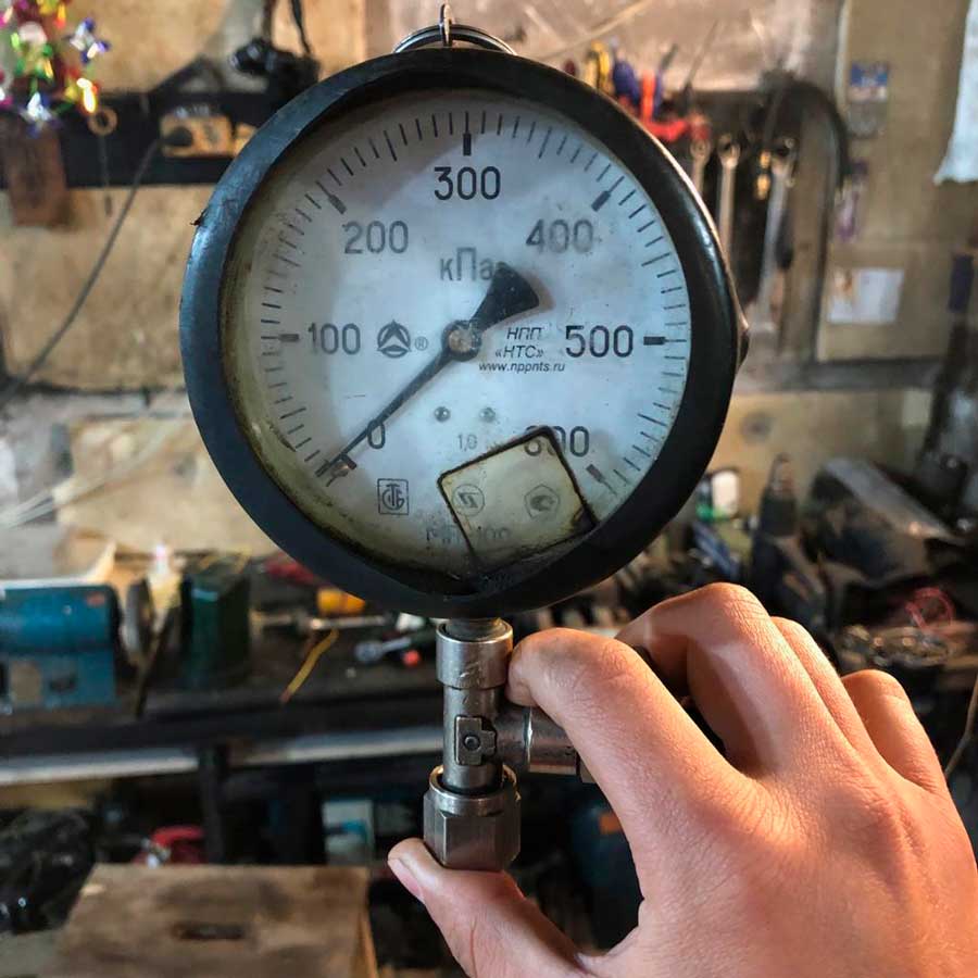манометр для проверки давления топлива