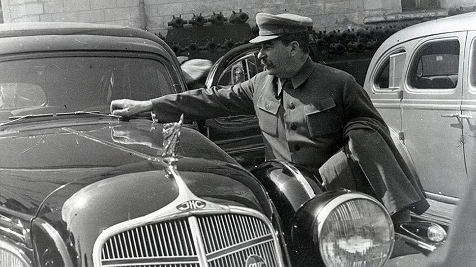 Иосиф Сталин осматривает ЗИС-101. Первый советский серийный лимузин делали на заводе его имени, но сам «отец народов» никогда им не пользовался, предпочитая "Паккарды"