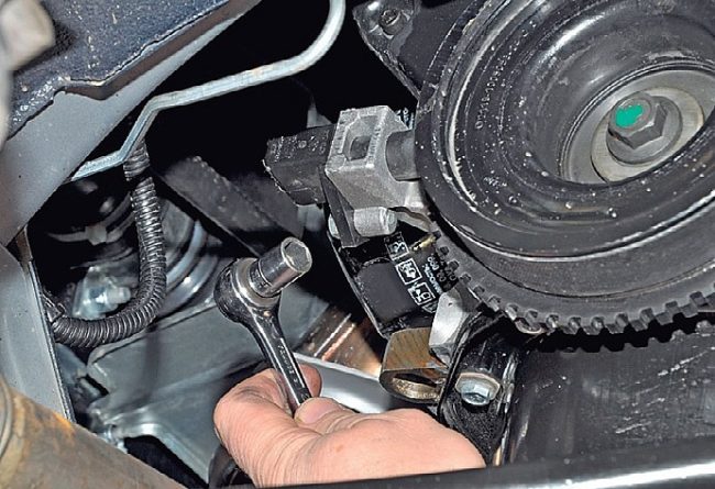 Демонтаж ДПКВ на 16-клапанном двигателе автомобиля Лада Калина
