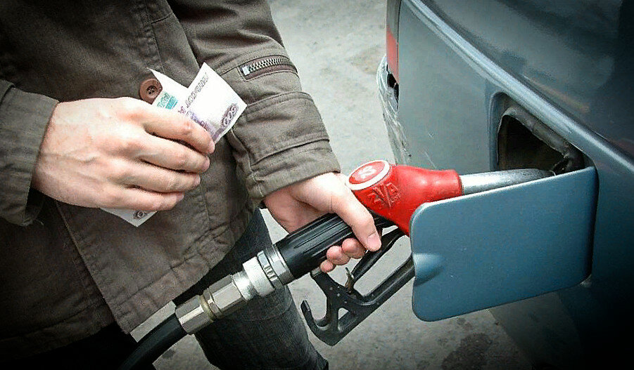 Можно ли налить бензин в канистру. Топливо в канистру на АЗС. Заправка авто из канистры. Канистра 6 литров бензин. Топливо в бак РФ.