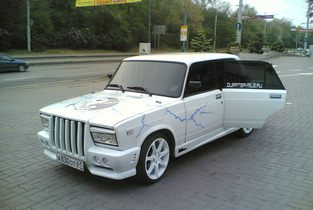 ВАЗ-2107 белого цвета с тюнингом радиаторной решетки