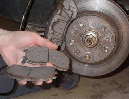replacing the front brake pads on VAZ 2110