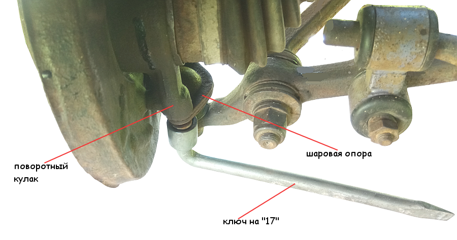 Отсоединяем шаровую опору передней подвески