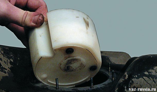 Извлечение оставшегося резинового уплотнительного кольца топливного насоса из бака