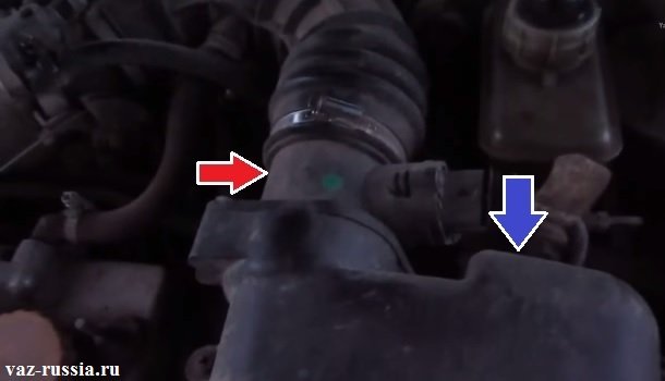 Красной стрелкой указан корпус датчика, а синей корпус воздухофильтра который нужно своевременно менять а иначе постоянно будете менять сам датчик, потому что из-за загрязнённого фильтра он быстро выходит из строя