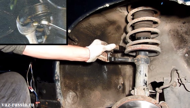Вынимание пальца из рычага и выкручивание наконечника рулевой тяги