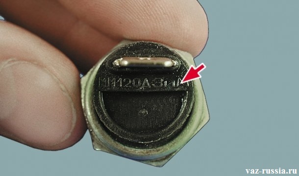 На фото показано где на датчике давления масла расположена маркировка